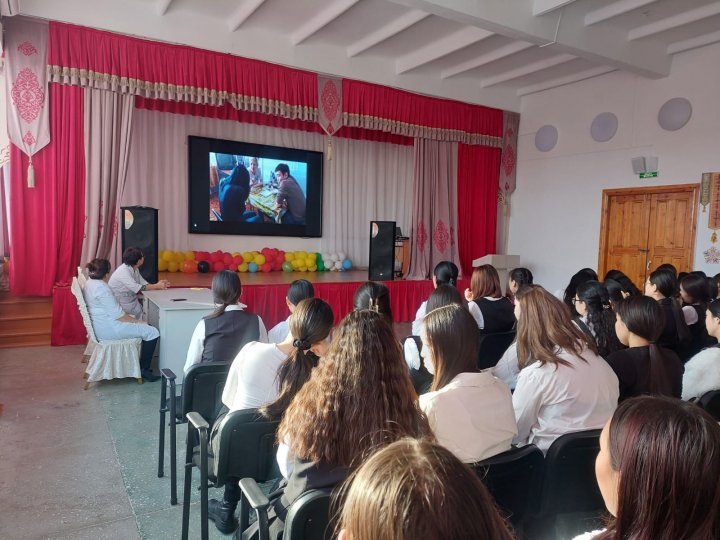 Желтоқсан айының 18-і күні 8-10 сынып  қыздарына  жиналысы өтті.